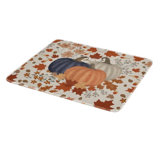 Rustikale Herbstpumpen Wildblumen Blätter Schneidebrett (Ecke)