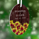 Rustikale Herbstsonnenblumen auf Zaunhochzeit Ornament<br><div class="desc">Fügen Sie Ihrem besonderen Tag eine Touch Vintagen Charmes hinzu, mit diesem Blumenschmuck, das eine fallblühende Medaille aus lebendigem, zweifarbigem Mini-SonnenblumenSet auf einem verwitterten Zaun aufweist. Personalisieren Sie die Namen der Neuvermählten und das Hochzeitsdatum. Ein großartiger Vorzug für rustikale und herbstliche Hochzeitsthemen! Design © W.H. Sim. Weitere Informationen unter zazzle.com/expressionsoccasions...</div>