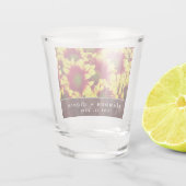 Rustikale Herbstsonnenblumen auf Zaunhochzeit Schnapsglas (Rückseite)