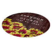 Rustikale Herbstsonnenblumen auf Zaunhochzeit Schneidebrett (Ecke)