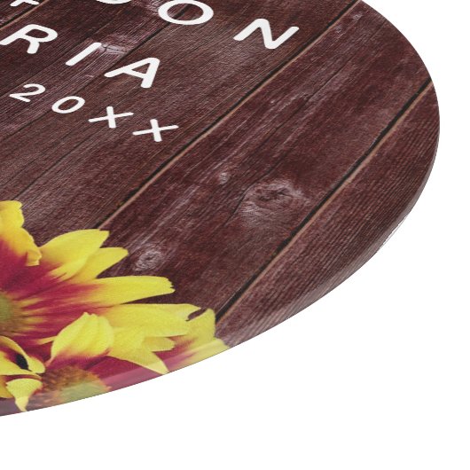 Rustikale Herbstsonnenblumen auf Zaunhochzeit Schneidebrett (Ecke)