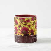 Rustikale Herbstsonnenblumen auf Zaunhochzeit Tasse (Zentrum)