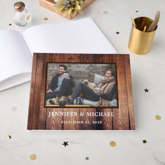 Rustikale Hochzeit aus dunklem Holz mit Braut und  Gästebuch (Vorderseite Offen)