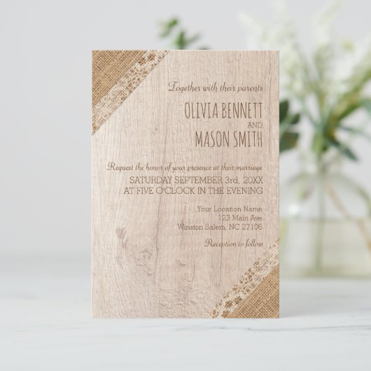 Rustikale Hochzeit Beige Weißholz Burlap Einladung (Stehend Vorderseite)