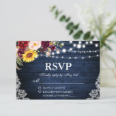 Rustikale Hochzeit blaues Holz mit Streichelleucht RSVP Karte (Stehend Vorderseite)