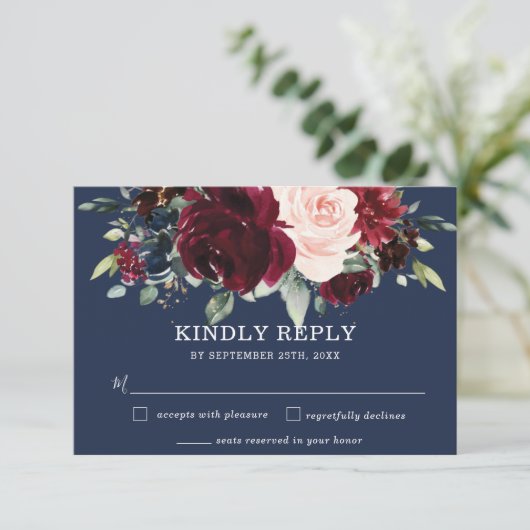 Rustikale Hochzeit der Burgunder Navy Blush Blumen RSVP Karte (Stehend Vorderseite)