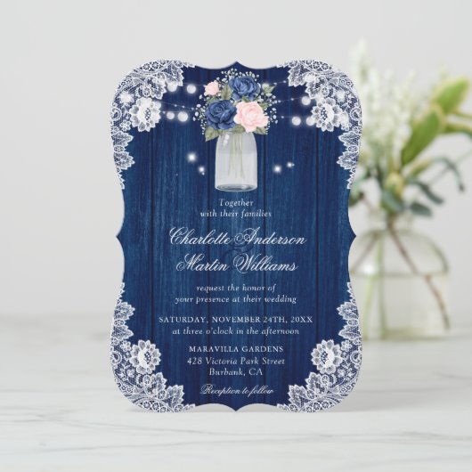 Rustikale Hochzeit der Navy Blush Floral Einladung (Stehend Vorderseite)