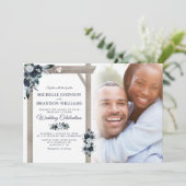 Rustikale Hochzeit der Navy & Dusty Blue Floral Fo Einladung (Stehend Vorderseite)