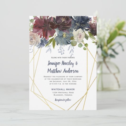 Rustikale Hochzeit der Rose Burgund Einladung (Stehend Vorderseite)