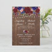 Rustikale Hochzeit der Rose Burgundy Navy Einladung (Stehend Vorderseite)