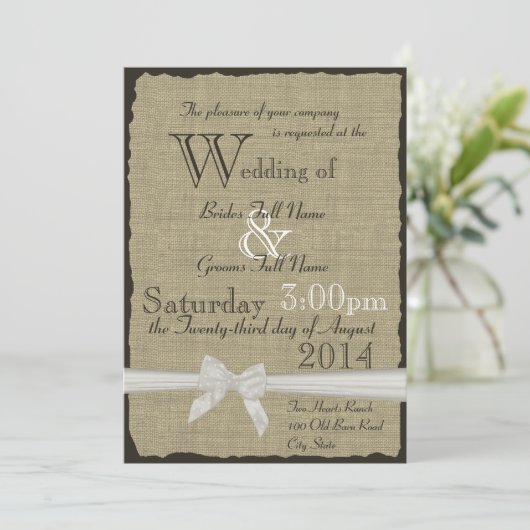Rustikale Hochzeit in Burlap und Bows Einladung (Stehend Vorderseite)
