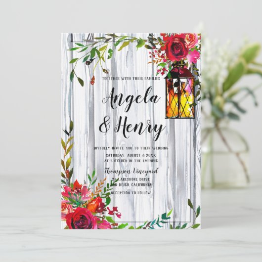 Rustikale Hochzeit in Rot-Florals und Laterne Einladung (Stehend Vorderseite)