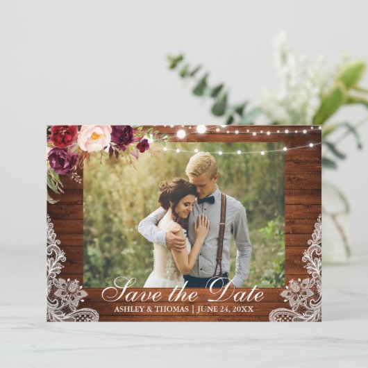 Rustikale Hochzeit Lace Burgundy Floral Save the D Save The Date (Stehend Vorderseite)