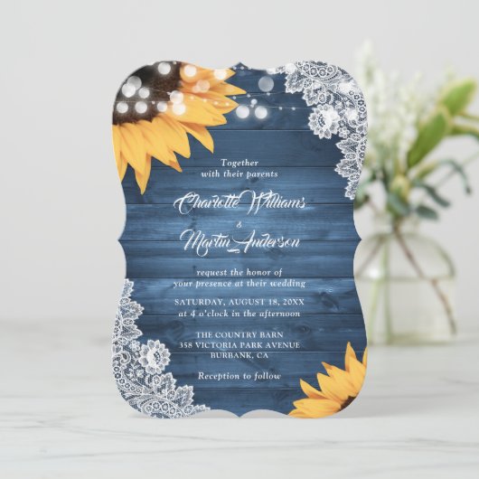 Rustikale Hochzeit mit blauem Holz und Sonnenblume Einladung (Stehend Vorderseite)