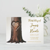 Rustikale Hochzeit mit Carved Heart Tree Einladung (Stehend Vorderseite)