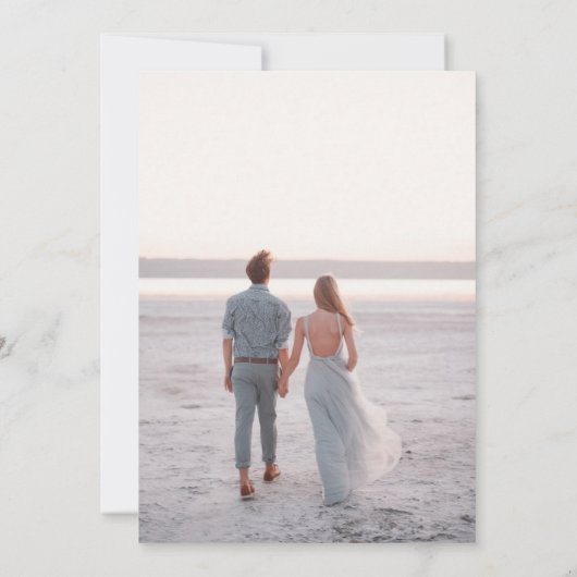 Rustikale Hochzeit mit Rot und Blütenblättern Foto Save The Date (Rückseite)