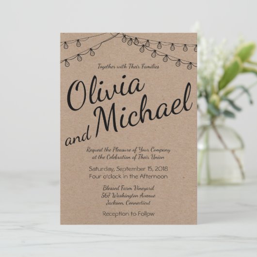 Rustikale Hochzeit mit String Lights auf Kraftpapi Einladung (Stehend Vorderseite)