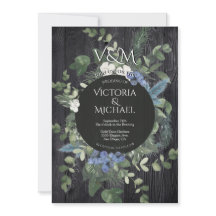 Rustikale Hochzeit von dunklem Holz und Pinienwäld