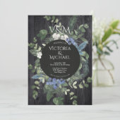 Rustikale Hochzeit von dunklem Holz und Pinienwäld Einladung (Stehend Vorderseite)