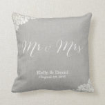 Rustikale Hochzeits-Vintage Spitze u. Leinenherr Kissen<br><div class="desc">Vintage Spitze u. Leinenherr u. Frau Rustic Wedding Pillows.</div>
