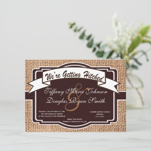 Rustikale Hochzeitseinladungen mit Hitched Burlap Einladung (Stehend Vorderseite)
