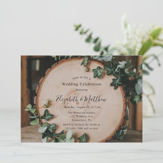 Rustikale Hochzeitsfeier im Grünen und Holz Einladung (Stehend Vorderseite)