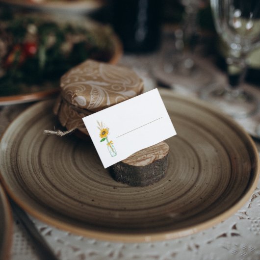 Rustikale Hochzeitsfeier mit Sonnenblumen Platzkarte