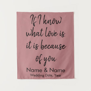 Rustikale Hochzeitstorte für Empfang mit einem Bud Wandteppich