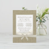 Rustikale Hochzeitsunterkünfte in Burlap und Bow Begleitkarte (Stehend Vorderseite)