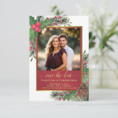 Rustikale Holly & Pine mit Foto Holiday Wedding Save The Date (Stehend Vorderseite)