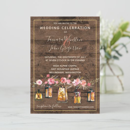 Rustikale Holz Lanterns Korallenblumenhochzeit Einladung (Stehend Vorderseite)