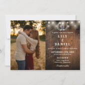 Rustikale Holz-Lichterkette Foto QR-Code Hochzeit Einladung (Vorderseite)