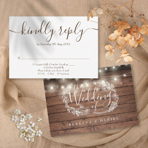 Rustikale Holz-Lichterketten mit floraler Schrift RSVP Karte