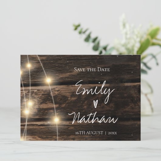 Rustikale Holz-String-Lichter Hochzeit speichern d Save The Date (Stehend Vorderseite)
