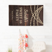 Rustikale Holz-String-Lichter Sweet 16 Name Datum Banner (Insitu)