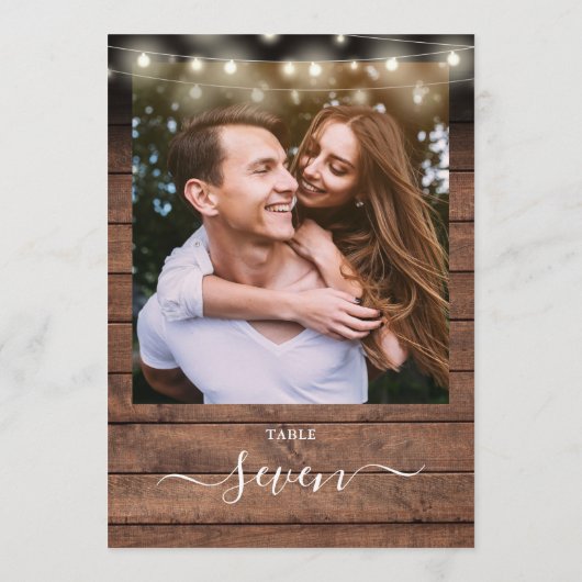 Rustikale Holz String Lights Foto Tischnummer (Rückseite)