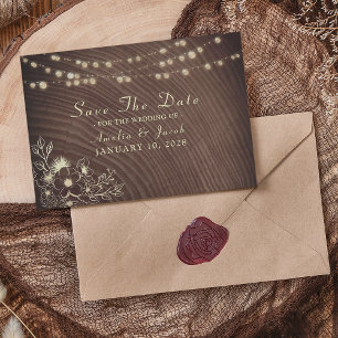 Rustikale Holz- und Lichterketten-Hochzeit Save The Date