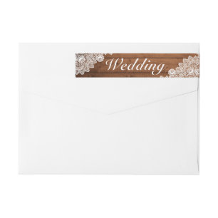 Rustikale Holz- und weiße Spitzen-Hochzeit