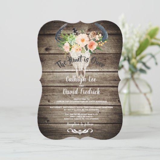 Rustikale Holzblütenjagd über Hochzeit Einladung (Stehend Vorderseite)
