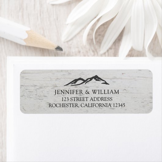 Rustikale Holzbräune und Bräutigam Hochzeit (Insitu)