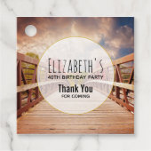 Rustikale Holzbrücke im Land Geburtstag Geschenkanhänger (Vorderseite)