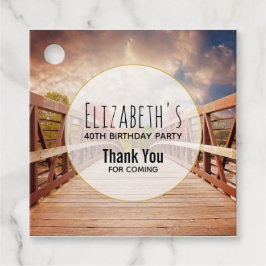 Rustikale Holzbrücke im Land Geburtstag Geschenkanhänger