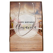 Rustikale Holzbrücke im Land Geburtstag Mittlere Geschenktüte (Vorderseite)