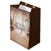 Rustikale Holzbrücke im Land Geburtstag Mittlere Geschenktüte (Vorderseite Schrägansicht)