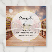 Rustikale Holzbrücke im Land Geschenkanhänger (Vorderseite)