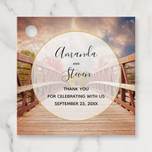 Rustikale Holzbrücke im Land Geschenkanhänger (Vorderseite)