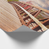 Rustikale Holzbrücke im Land Geschenkpapier (Ecke)