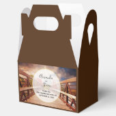 Rustikale Holzbrücke im Land Geschenkschachtel (Geöffnet)