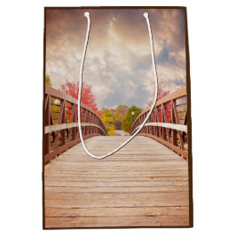 Rustikale Holzbrücke im Land Mittlere Geschenktüte