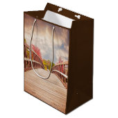 Rustikale Holzbrücke im Land Mittlere Geschenktüte (Vorderseite Schrägansicht)